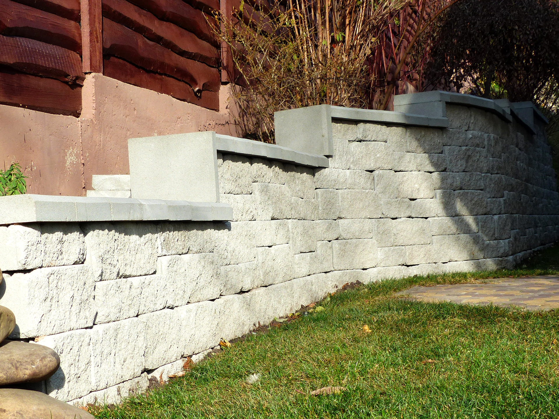 Опорная стена из бетона. Блоки для укрепления склона. Бетонные блоки для подпорных стен. Подпорная стенка из шифера. Подпорная стена из шифера.